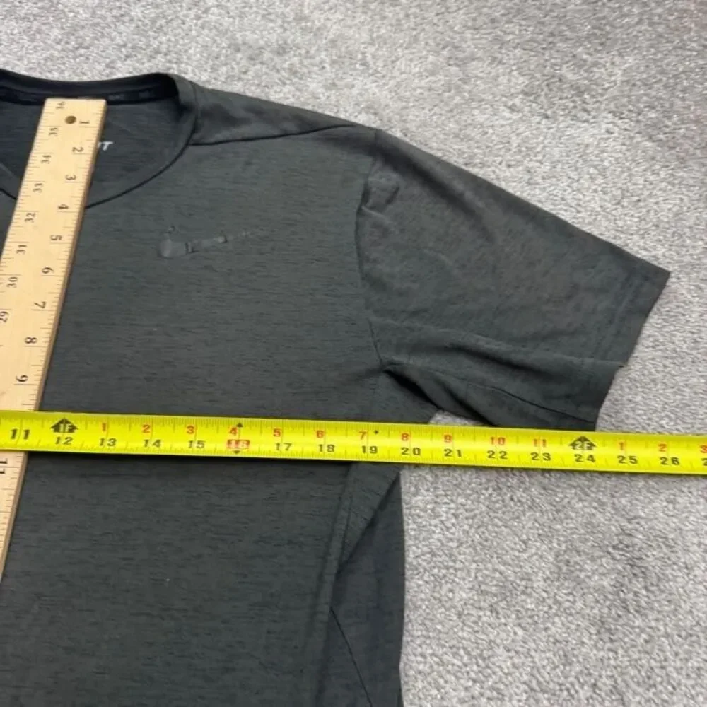 Nike Dri-Fit Active T-Shirt Mens Medium Gray Short Sleeve Crew Neck Athletic Tee